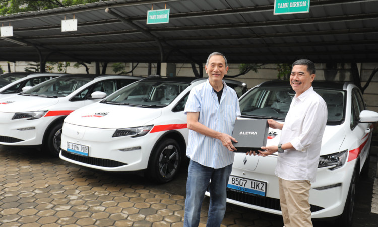 Aletra Serahkan Unit Perdana L8 EV