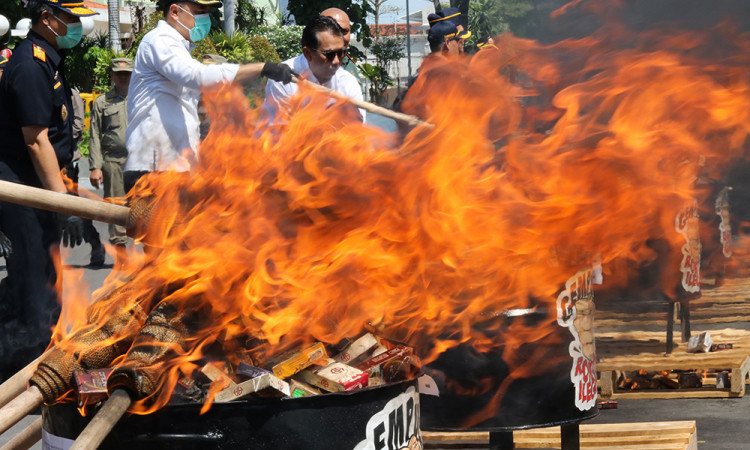 Pemusnahan Puluhan Juta Batang Rokok Ilegal