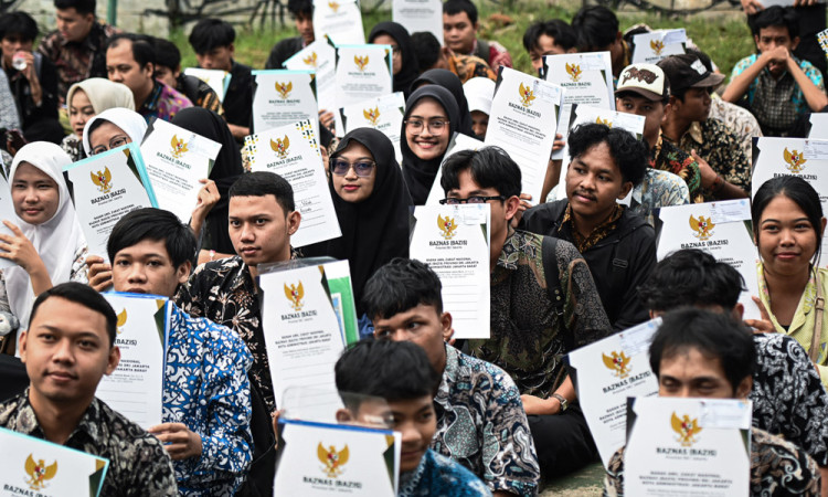 Penyerahan Bantuan Pemutihan Ijazah di Jakarta