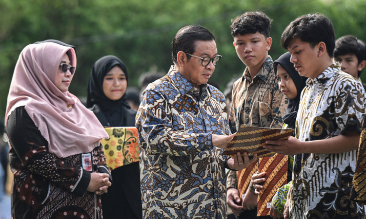 Penyerahan Bantuan Pemutihan Ijazah di Jakarta