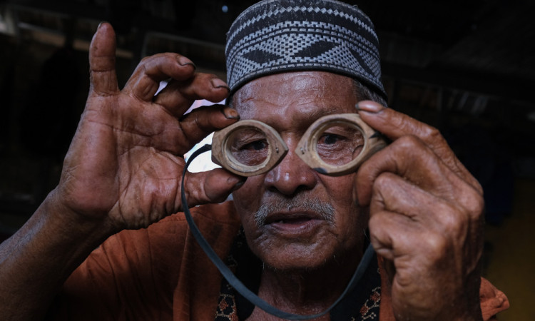 Kacamata Selam Tradisional dari Suku Bajo Wakatobi