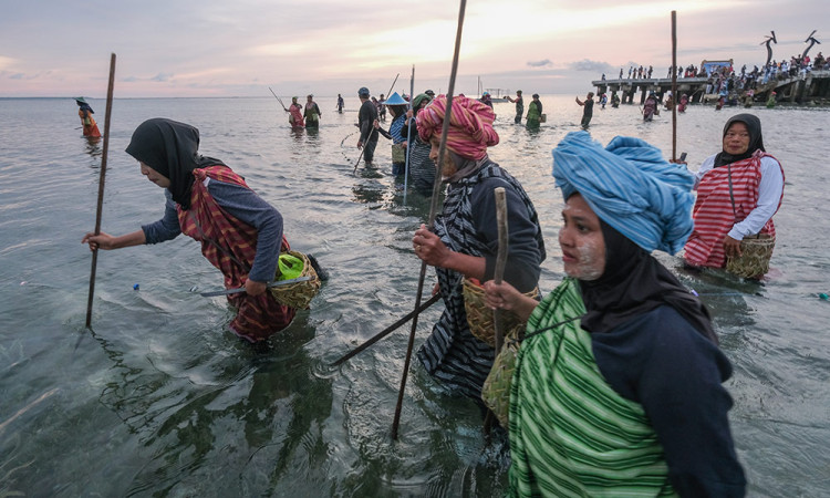 Warga Desa Sombu Gelar Hekente, Tradisi Menombak Ikan di Laut Dangkal