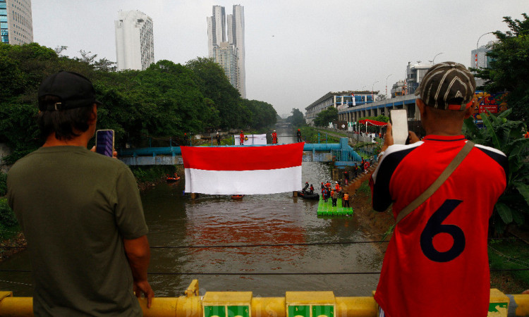 Semarak HUT RI ke-80, Bendera Merah Putih 17x8 Meter Dibentangkan di Banjir Kanal Barat