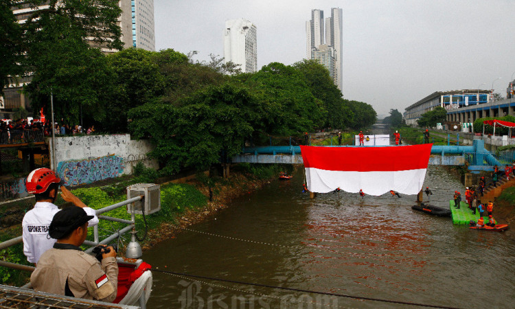 Semarak HUT RI ke-80, Bendera Merah Putih 17x8 Meter Dibentangkan di Banjir Kanal Barat
