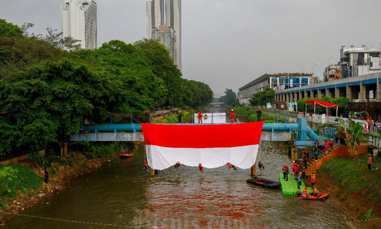 Semarak HUT RI ke-80, Bendera Merah Putih 17x8 Meter Dibentangkan di Banjir Kanal Barat