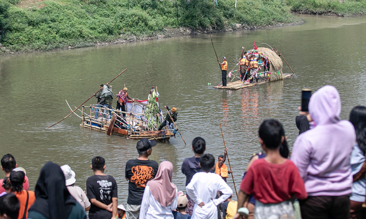 Festival Gethek Tebar Mina di Bengawan Solo, Warga Nostalgia Transportasi Sungai