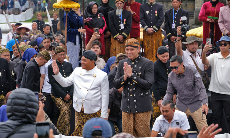 Dieng Culture Festival 2025, AHY Ikuti Prosesi Ruwatan Rambut Gimbal Anak Bajang