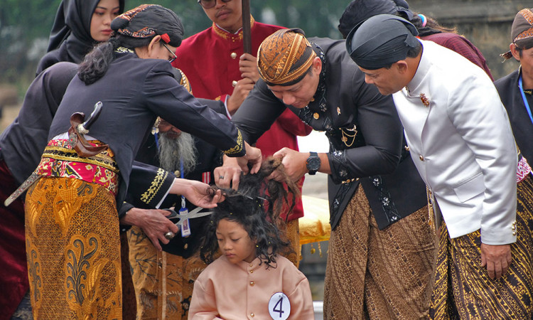 Dieng Culture Festival 2025, AHY Ikuti Prosesi Ruwatan Rambut Gimbal Anak Bajang