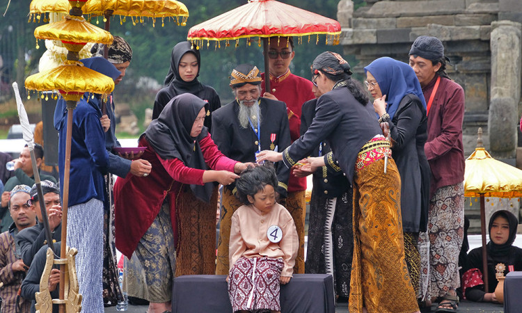 Dieng Culture Festival 2025, AHY Ikuti Prosesi Ruwatan Rambut Gimbal Anak Bajang