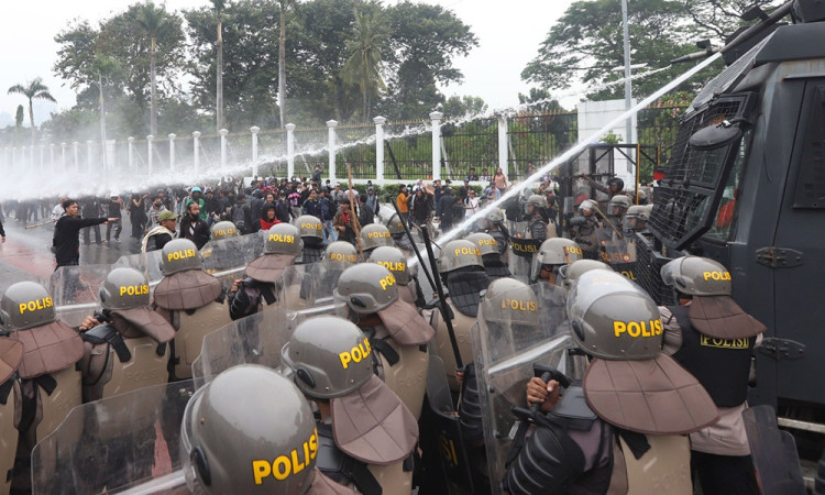 Demo DPR 25 Agustus Ricuh, Polisi Tembakkan Gas Air Mata