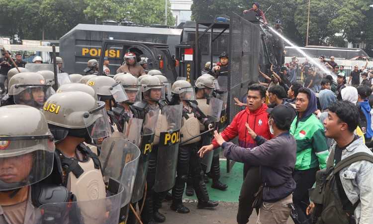 Demo DPR 25 Agustus Ricuh, Polisi Tembakkan Gas Air Mata