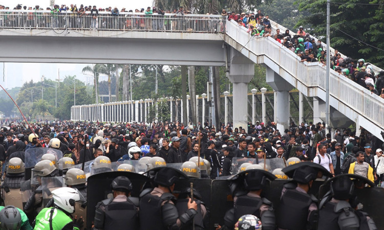Demo DPR 25 Agustus Ricuh, Polisi Tembakkan Gas Air Mata