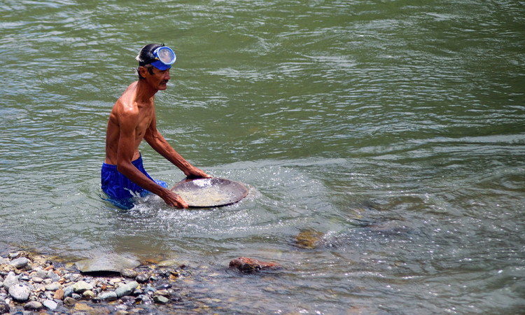 Berburu Emas Tradisional di Sungai Batang Ombilin