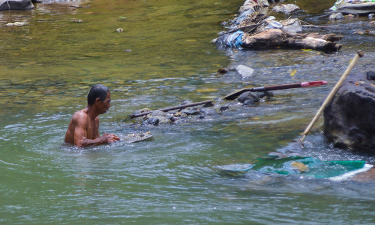 Berburu Emas Tradisional di Sungai Batang Ombilin