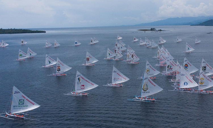 Balap Perahu Layar Tradisional Kembali Meriahkan Pantai Manakarra