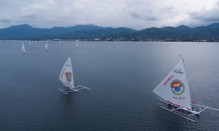 Balap Perahu Layar Tradisional Kembali Meriahkan Pantai Manakarra