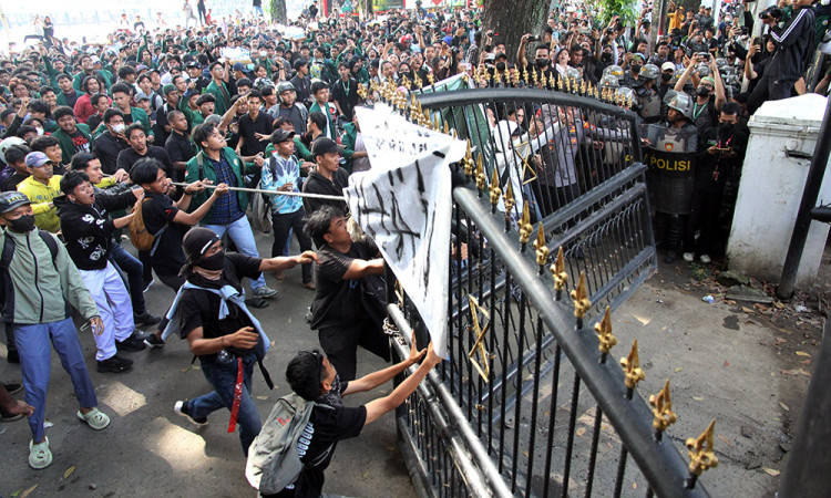 Aksi Unjuk Rasa di Medan Ricuh