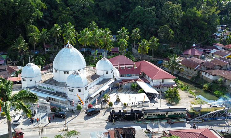 Penggunaan Lokomotif Mak Itam Untuk Wisatawan