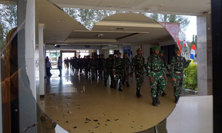 Prajurit TNI Amankan Kantor Wali Kota Sorong Usai Lemparan Batu Massa Aksi