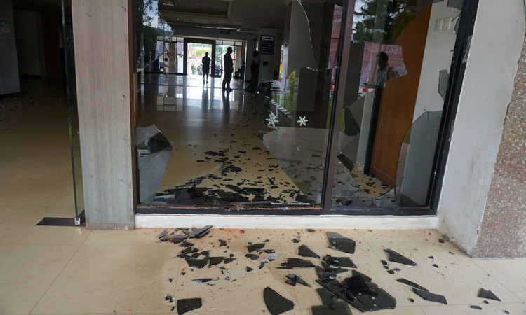 Prajurit TNI Amankan Kantor Wali Kota Sorong Usai Lemparan Batu Massa Aksi