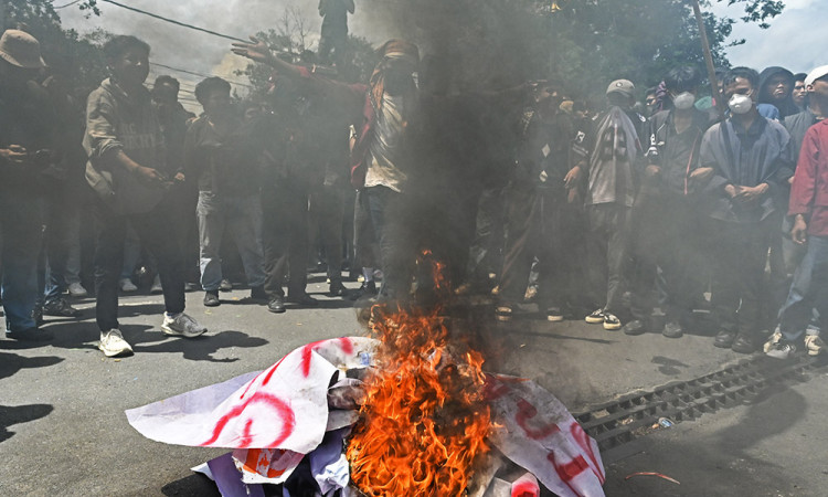 Aksi Mahasiswa Memanas, Atribut Dibakar di Depan DPRD NTB