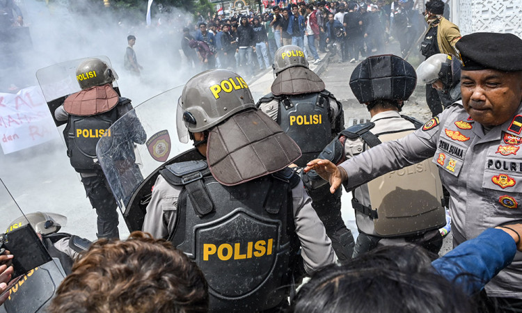 Aksi Mahasiswa Memanas, Atribut Dibakar di Depan DPRD NTB