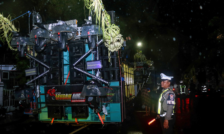 Polisi Menahan Pawai Sound Horeg