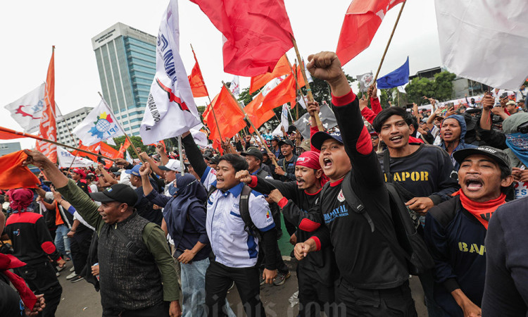 Aksi Buruh di Depan Kompleks Parlemen Senayan