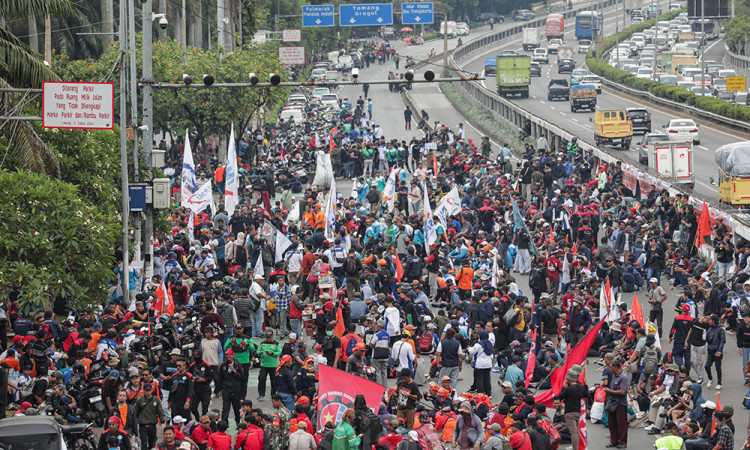 Aksi Buruh di Depan Kompleks Parlemen Senayan