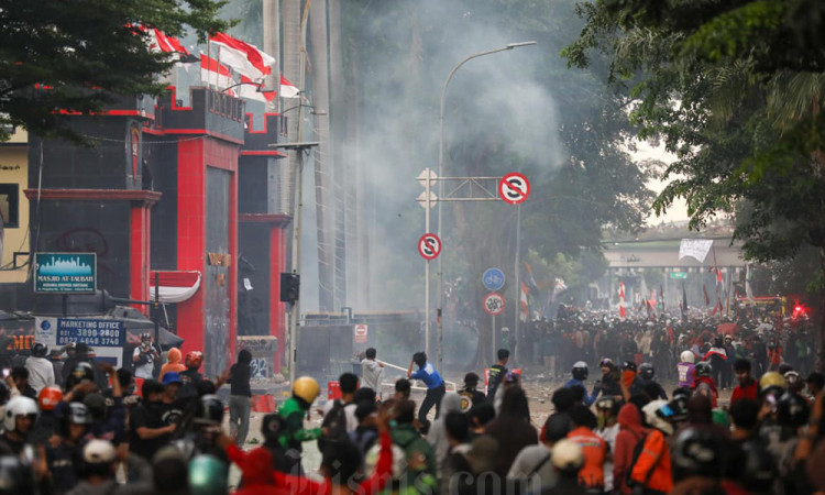 Demo Ojol Ricuh di Mako Brimob Kwitang, Tuntut Usut Tuntas Tewasnya Affan Kurniawan