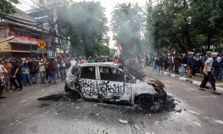 Demo Ojol Ricuh di Mako Brimob Kwitang, Tuntut Usut Tuntas Tewasnya Affan Kurniawan