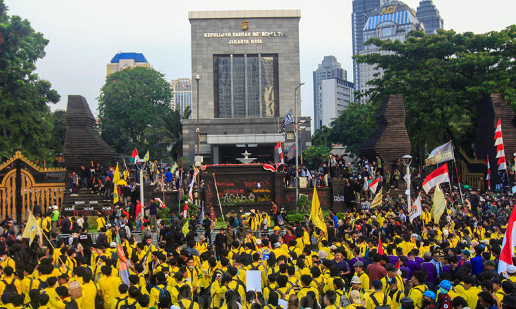Potret Ribuan Massa Berjubel di Depan Polda Metro, Dominan Warna Kuning