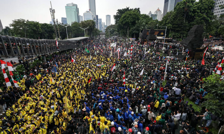 Potret Ribuan Massa Berjubel di Depan Polda Metro, Dominan Warna Kuning
