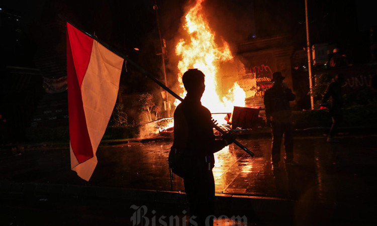 Demo di Polda Metro Jaya Ricuh, Massa Dipukul Mundur Polisi