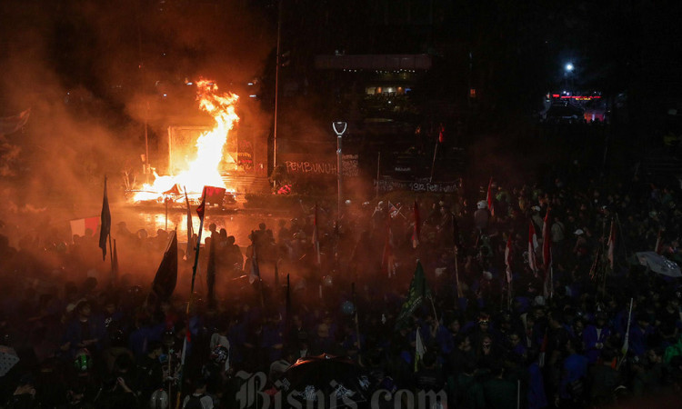 Demo di Polda Metro Jaya Ricuh, Massa Dipukul Mundur Polisi