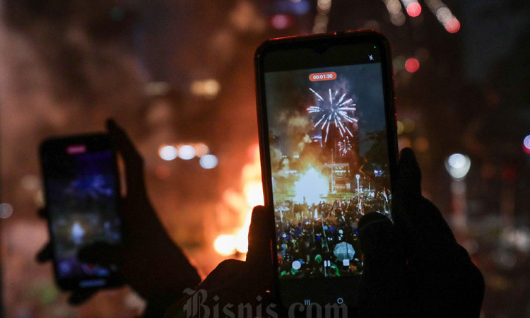 Demo di Polda Metro Jaya Ricuh, Massa Dipukul Mundur Polisi