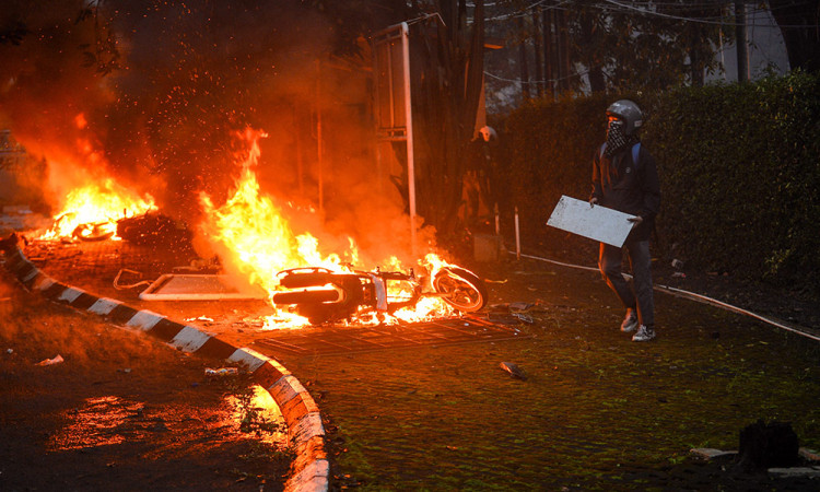 Mess MPR RI di Bandung Dibakar Massa Saat Demo Tolak Kenaikan Tunjangan DPR