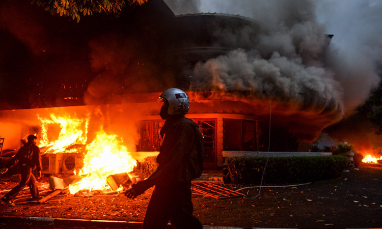 Mess MPR RI di Bandung Dibakar Massa Saat Demo Tolak Kenaikan Tunjangan DPR