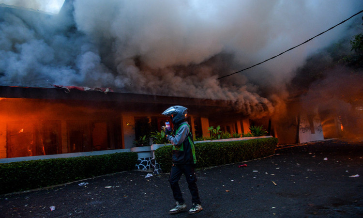Mess MPR RI di Bandung Dibakar Massa Saat Demo Tolak Kenaikan Tunjangan DPR