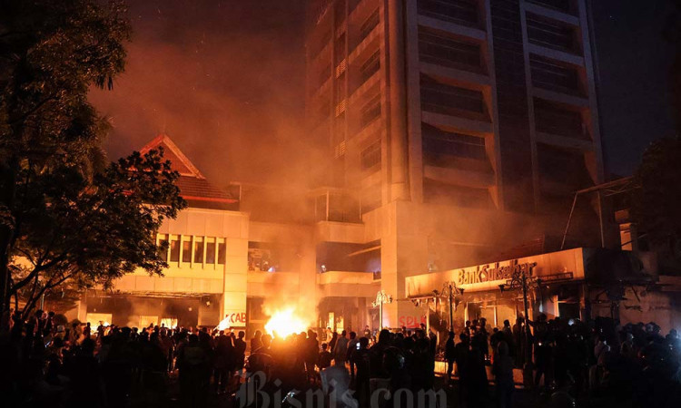 Kantor DPRD Makassar Ludes Dibakar Massa