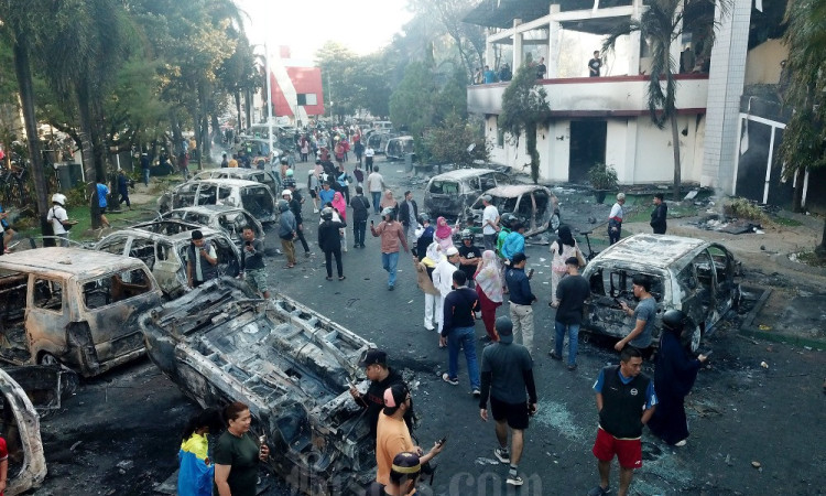 Kantor DPRD Makassar Ludes Dibakar Massa