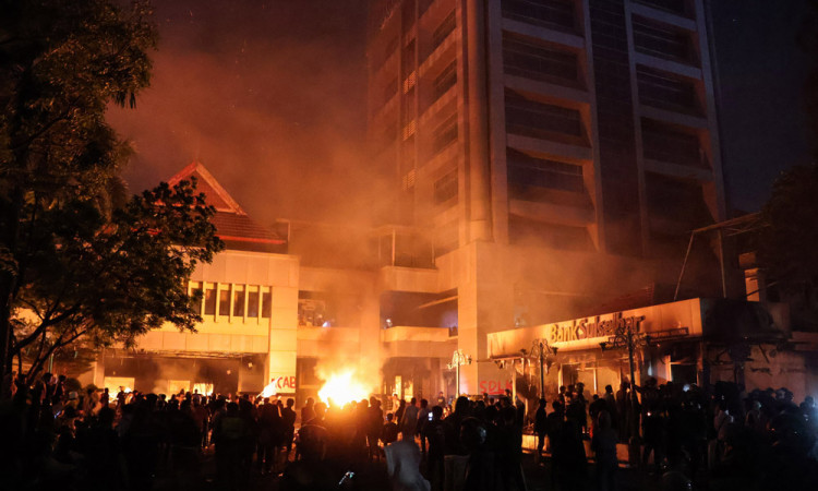 Gedung DPRD Sulsel Dibakar Massa Aksi 29 Agustus di Makassar
