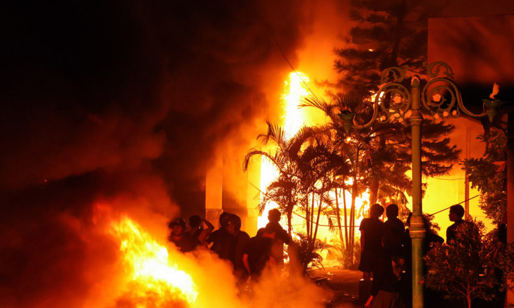 Gedung DPRD Sulsel Dibakar Massa Aksi 29 Agustus di Makassar
