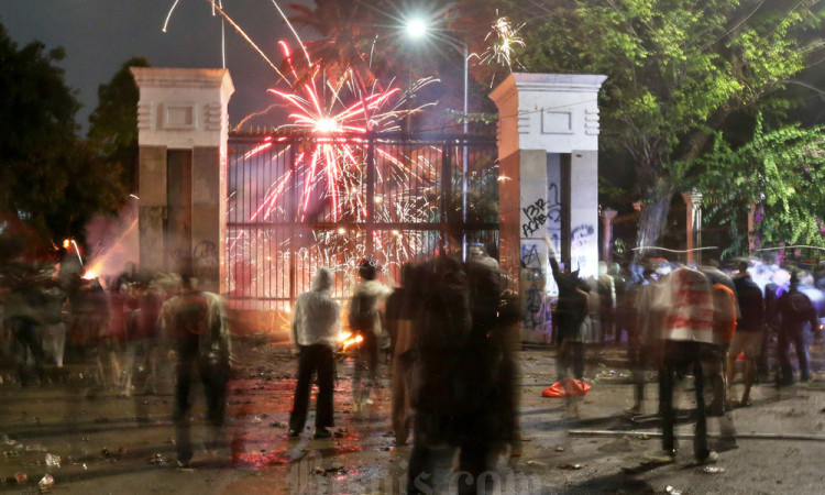 Massa Tak Mundur, Demo di Gedung DPR Berlangsung hingga Dini Hari