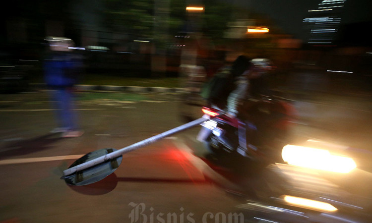 Massa Tak Mundur, Demo di Gedung DPR Berlangsung hingga Dini Hari