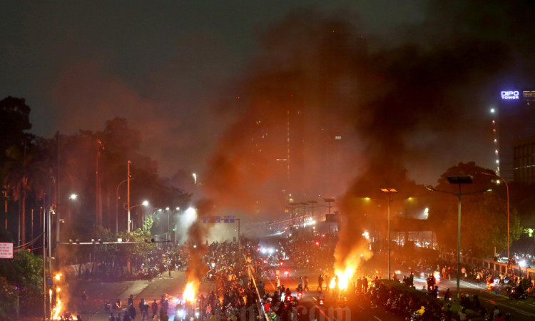 Massa Tak Mundur, Demo di Gedung DPR Berlangsung hingga Dini Hari