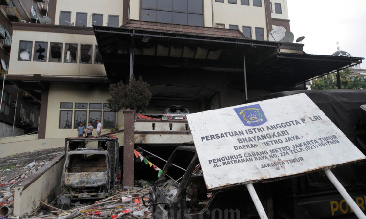 Kondisi Terkini Polres Jakarta Timur Yang Dibakar Massa