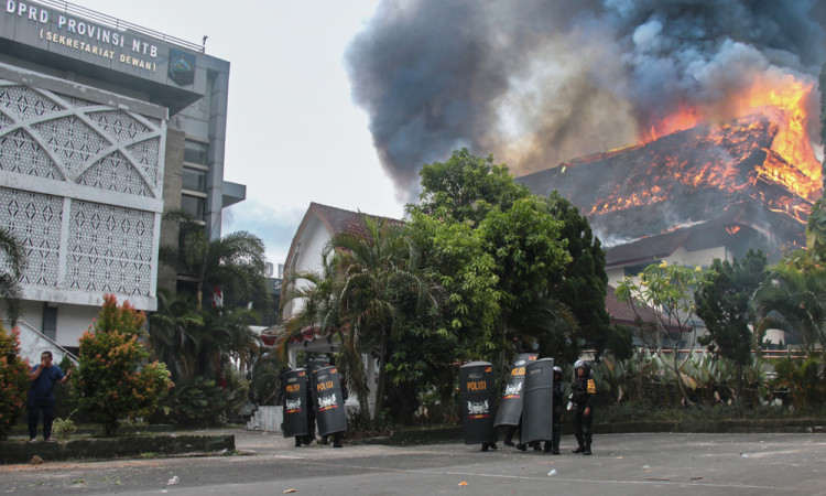 Gedung DPRD NTB Terbakar