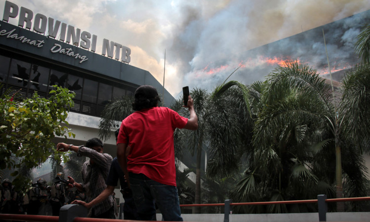 Gedung DPRD NTB Terbakar