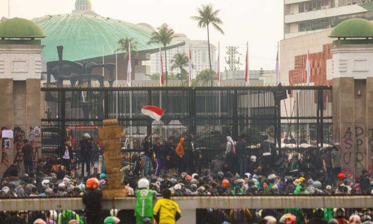 Protes Kenaikan Tunjangan DPR